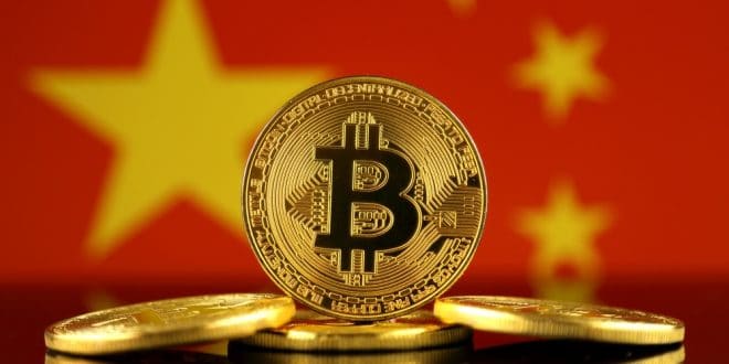 La Cina sostiene la sua criptovaluta, banna le altre e il bitcoin crolla