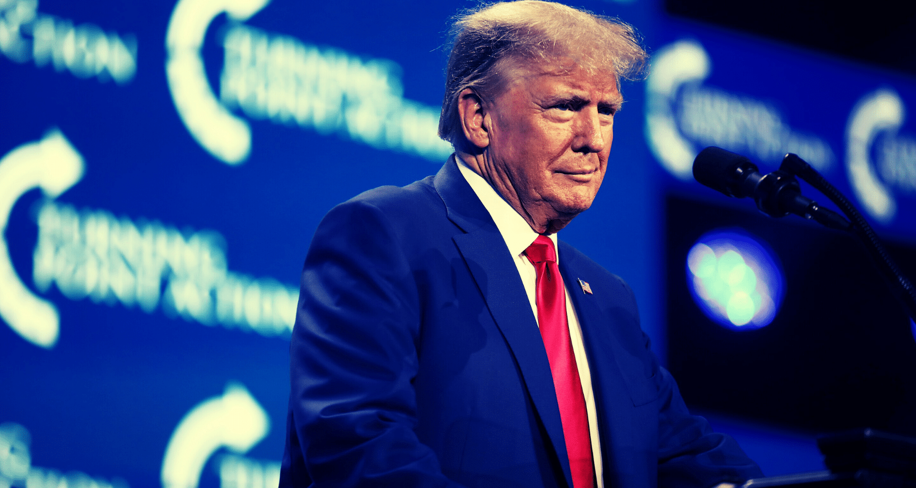 Bitcoin e crypto: rischio CROLLO con il dollaro che batte tutti. Intanto lo staff di Trump si prepara