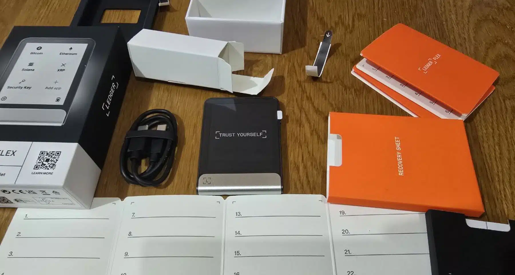 Unboxing Ledger Flex - componenti