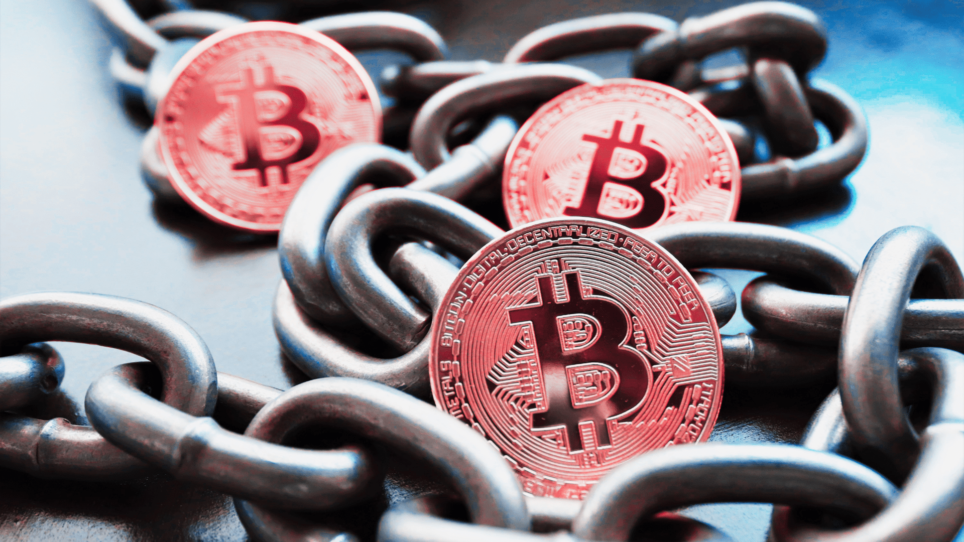 Bitcoin in crisi con le borse ai massimi: pericolo vero dalla candela mensile