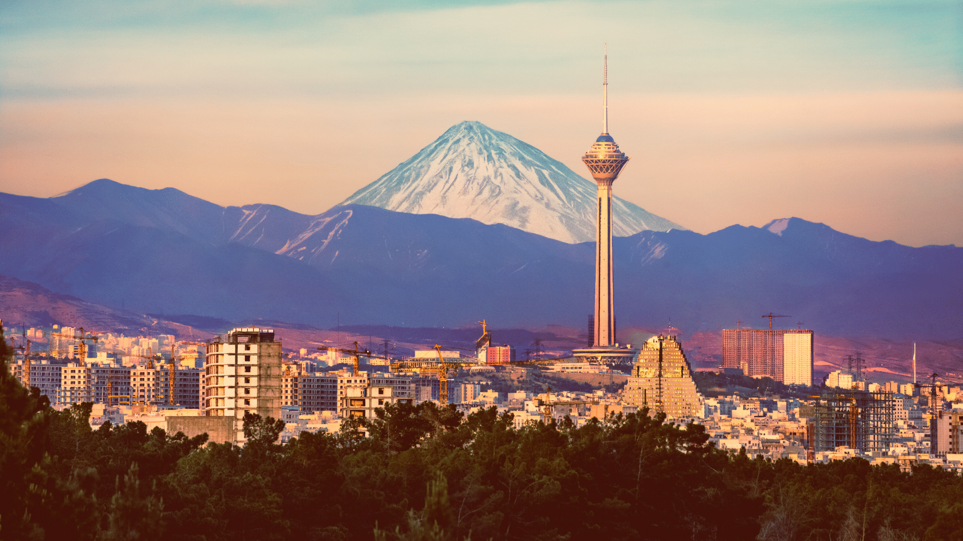 Iran: "Abbiamo chiuso lo Stretto di Hormuz". Greggio corre a +1,5%, ma i colloqui ci saranno a breve