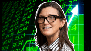 Cathie Wood aspetta Bitcoin a 1.000.000$ e intanto accumula, ancora, queste azioni crypto