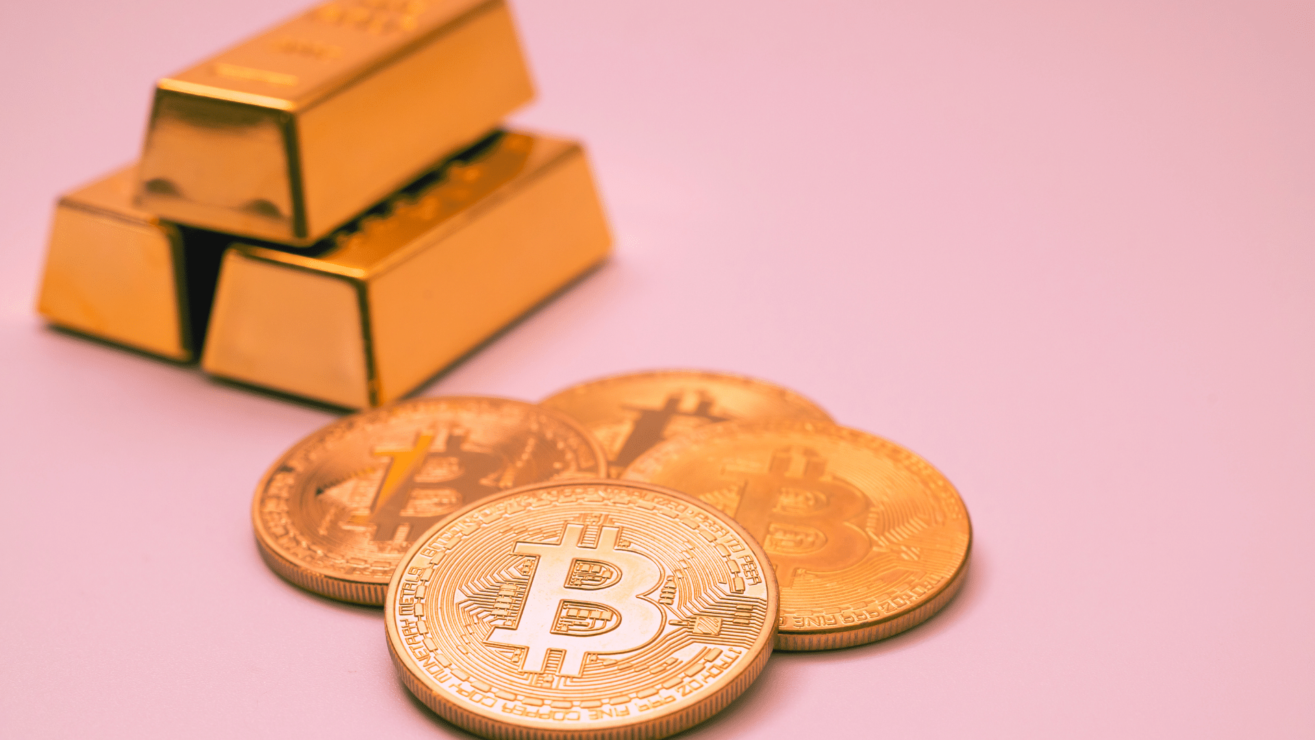 Bitcoin e oro a picco dopo Jackson Hole. Parla il gestore da 13.000 miliardi: è il debasement trade, bellezza