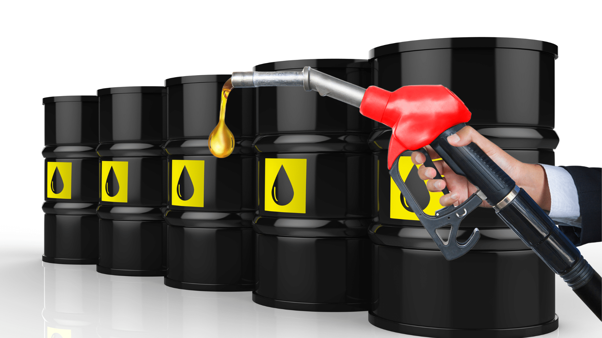 Il petrolio scende, la benzina costerà meno? Il segnale che arriva dai futures e da Hormuz