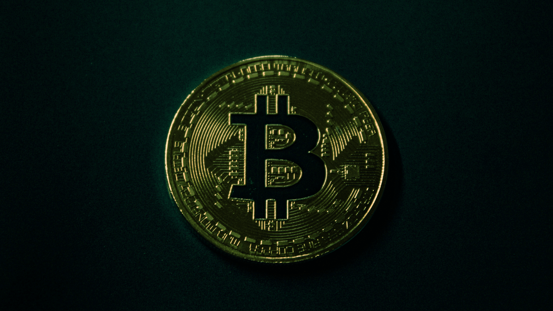 5,8 miliardi di buco colmati dagli ETF Bitcoin: i numeri di una rimonta impossibile, che spingerà verso un 2026 in positivo