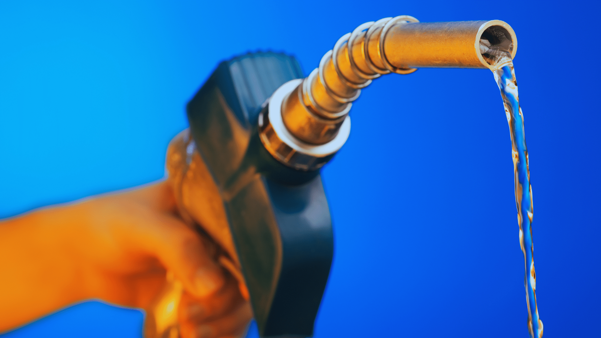 Gasolio shock: se gli USA chiudono il mercato, ancora più crisi. UE monitora "pratiche anticoncorrenziali" su sconti italiani