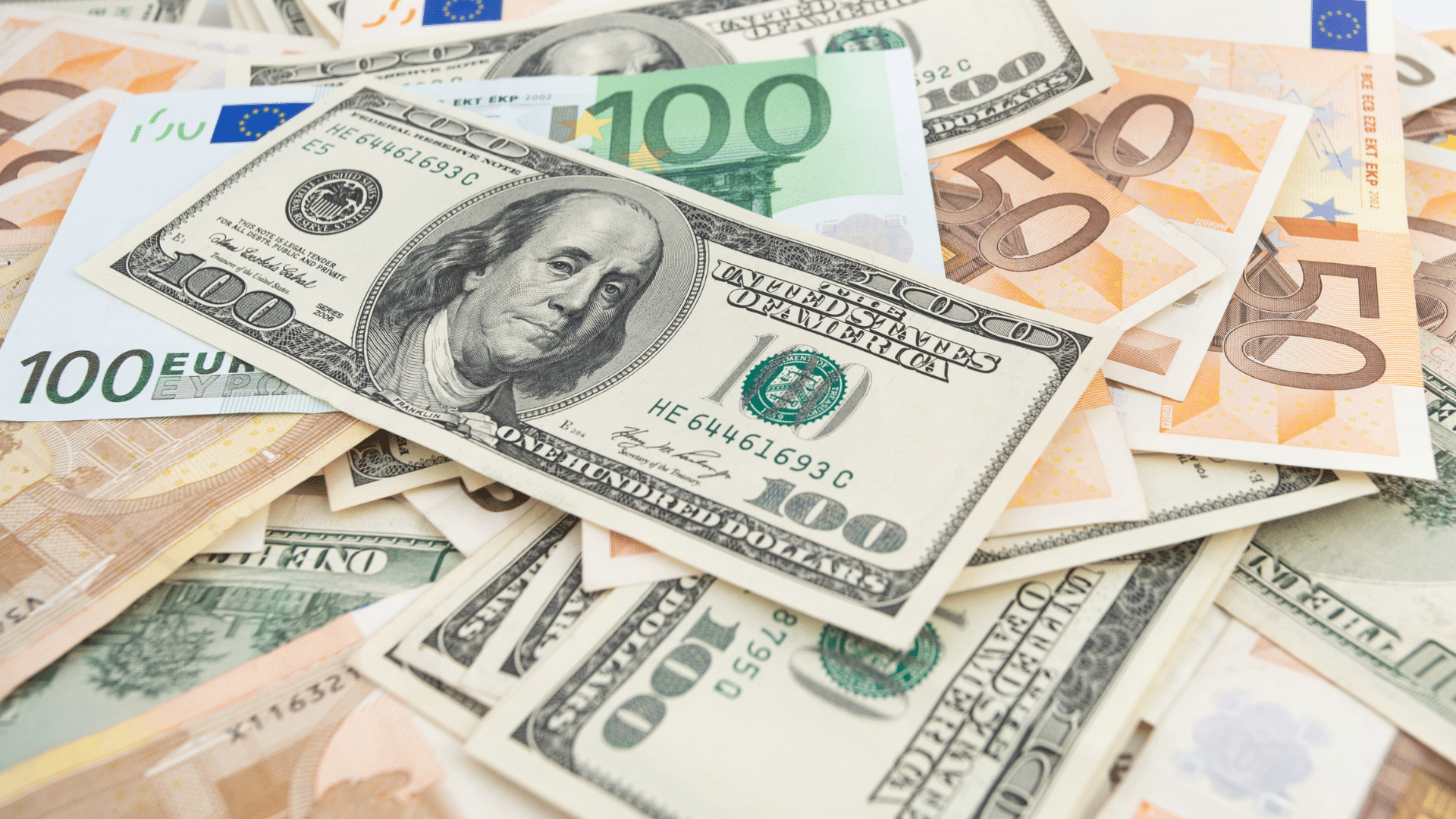 Dollaro e Bitcoin salgono insieme: l’antagonismo storico si rompe con i Treasury in salita