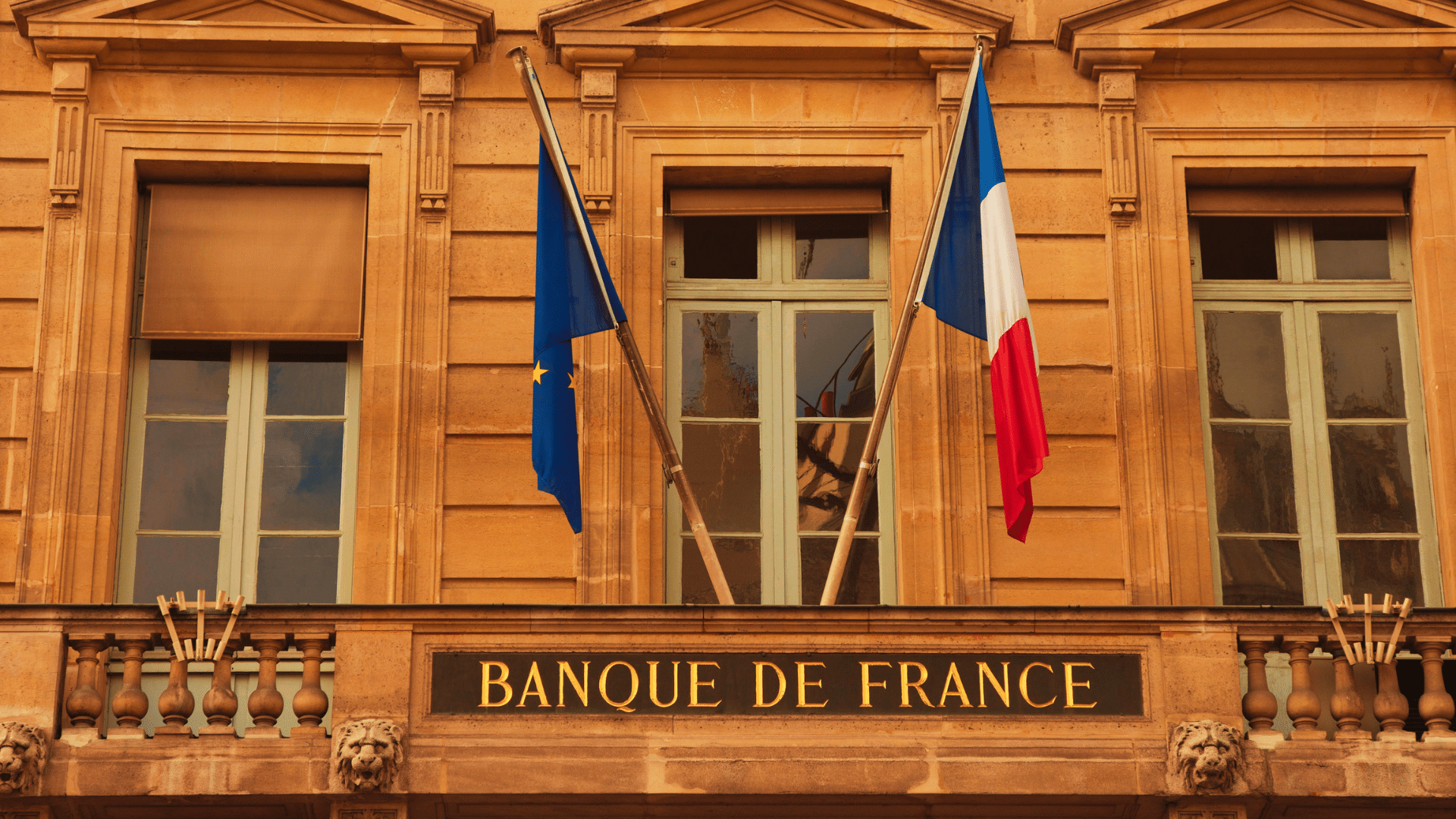 Francia in crisi, parla il governatore: "Rischio strangolamento da interessi" e invita tutti ad agire subito