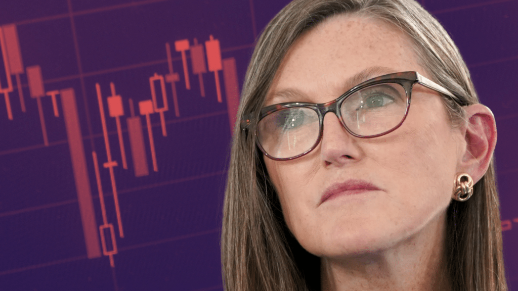 Cathie Wood vende la pharma top del momento e torna a comprare azioni crypto. I suoi movimenti shock